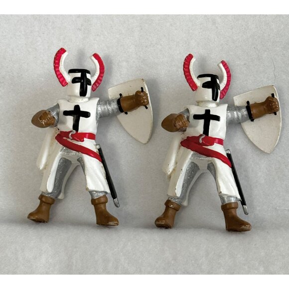 1999 Papo Knight Red White Crusader Foot Soldier NO SWORDS - Picture 1 of 4